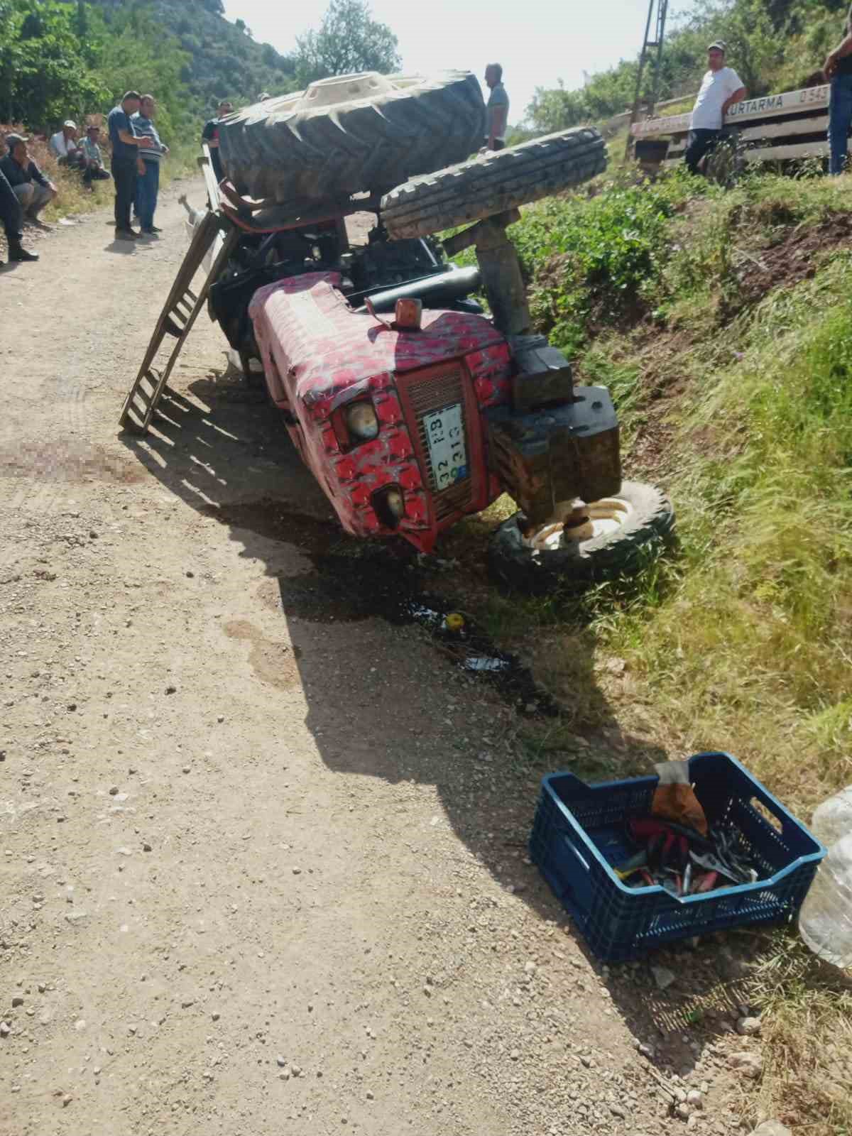 Traktör devrildi: 8 yaşındaki çocuk öldü, annesi yaralandı