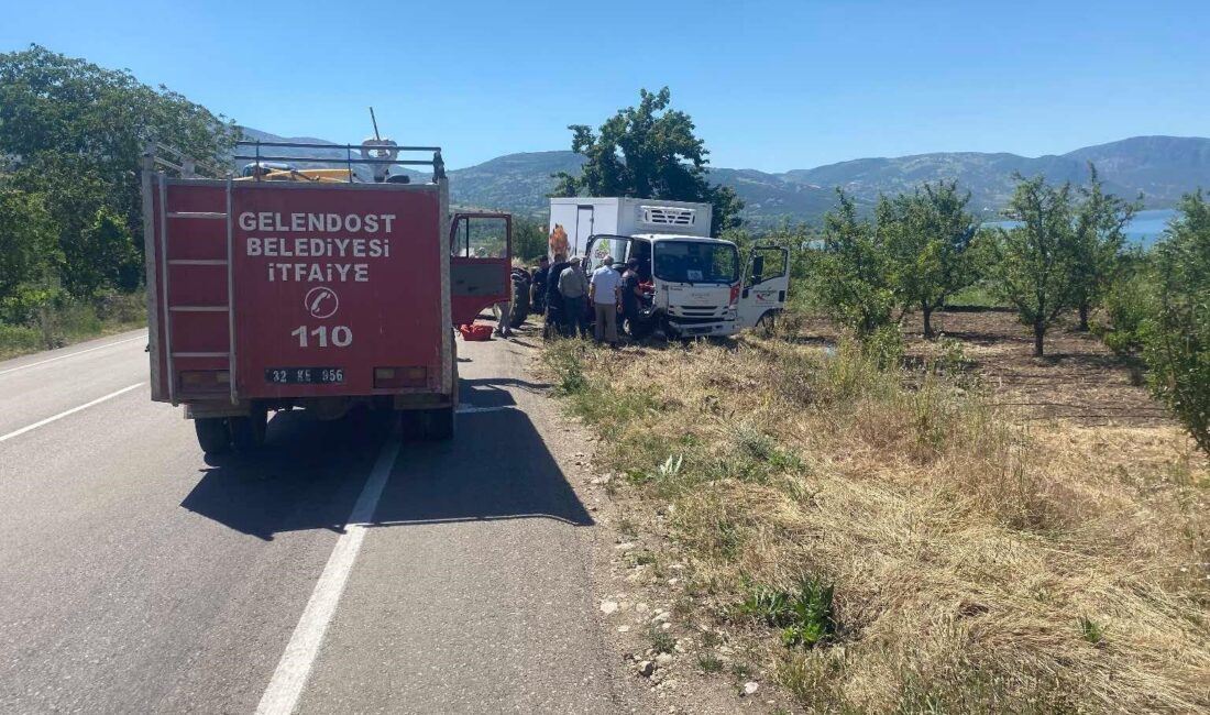 ISPARTA’DA TRAKTÖR İLE KAMYONETİN