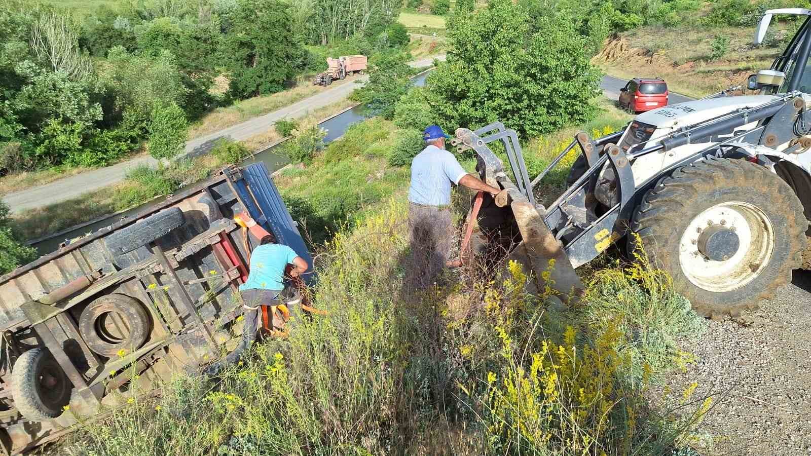 Traktöre takılı römork şarampole uçtu