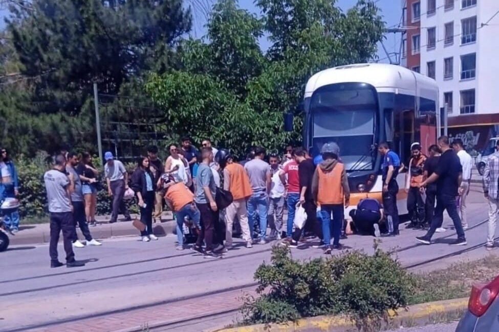 ESKİŞEHİR'DE ÇARPIŞTIĞI TRAMVAYIN ALTINA