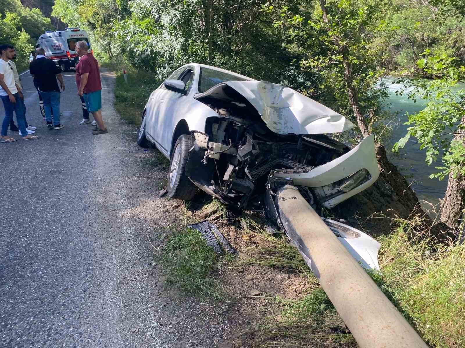 Tunceli’de kontrolden çıkan araç elektrik direğine çarptı: 4 yaralı