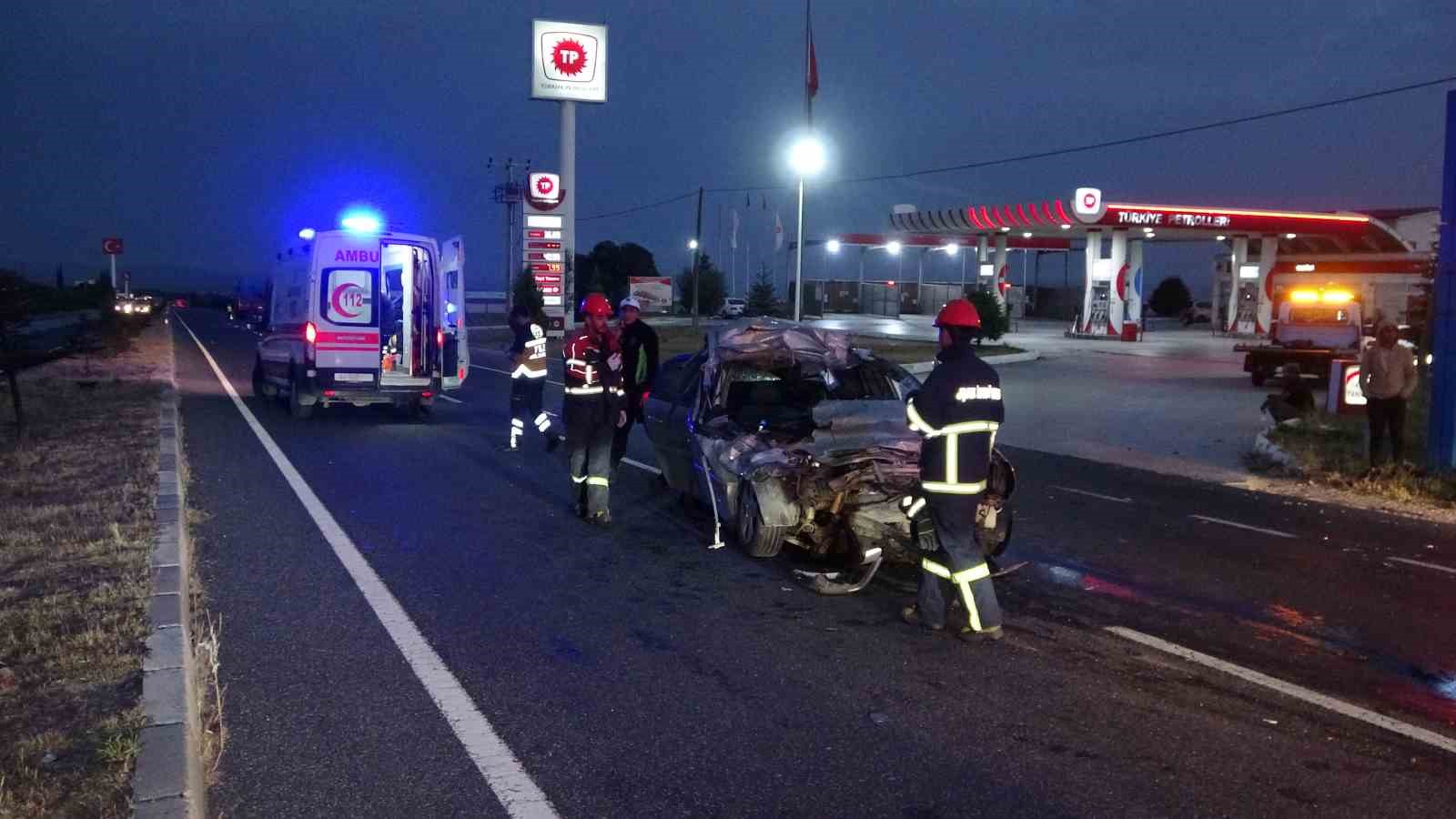 UŞAK’TA OTOMOBİLİN KAMYONA ARKADAN ÇARPMASI SONUCU, OTOMOBİL SÜRÜCÜSÜ HAYATINI KAYBETTİ.