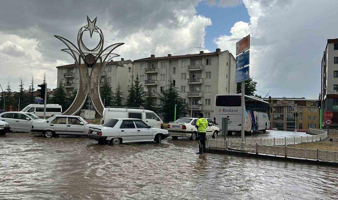 UŞAK’TA ÖĞLEN SAATLERİNDE ETKİLİ OLAN DOLU VE SAĞANAK YAĞIŞ SONRASI