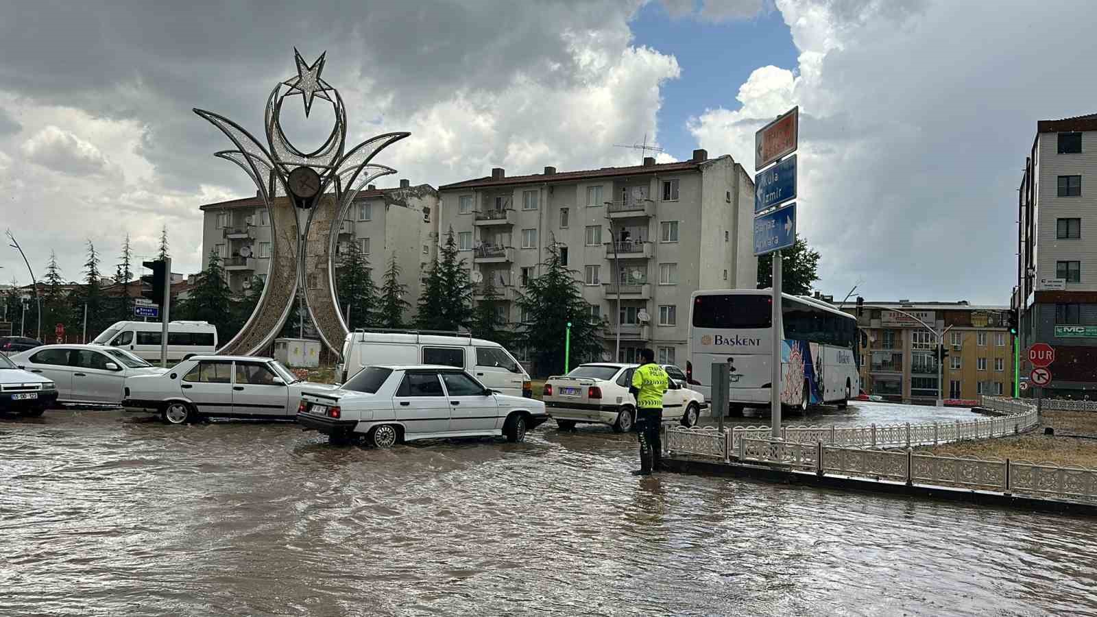 UŞAK’TA ÖĞLEN SAATLERİNDE ETKİLİ OLAN DOLU VE SAĞANAK YAĞIŞ SONRASI