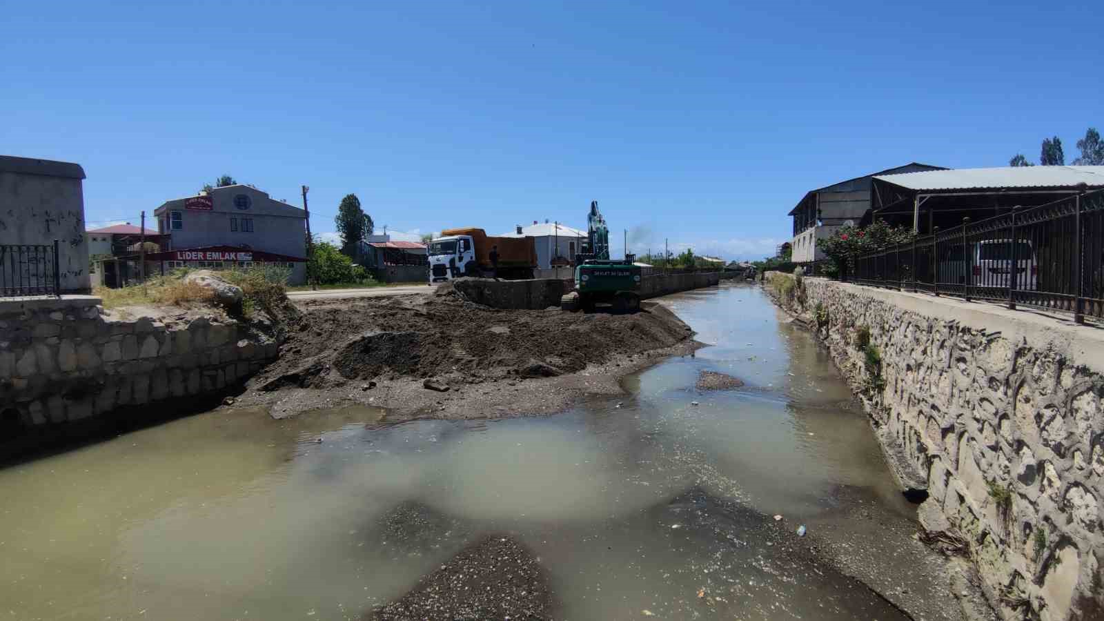 Uzmanlardan Akköprü deresinde çalışma yapan iş makinelerine tepki