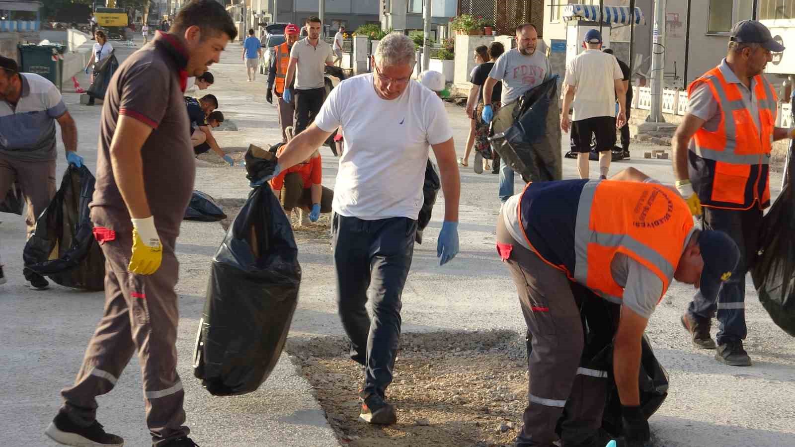 Vatandaşın kirlettiği sahilleri Belediye Başkanı temizledi