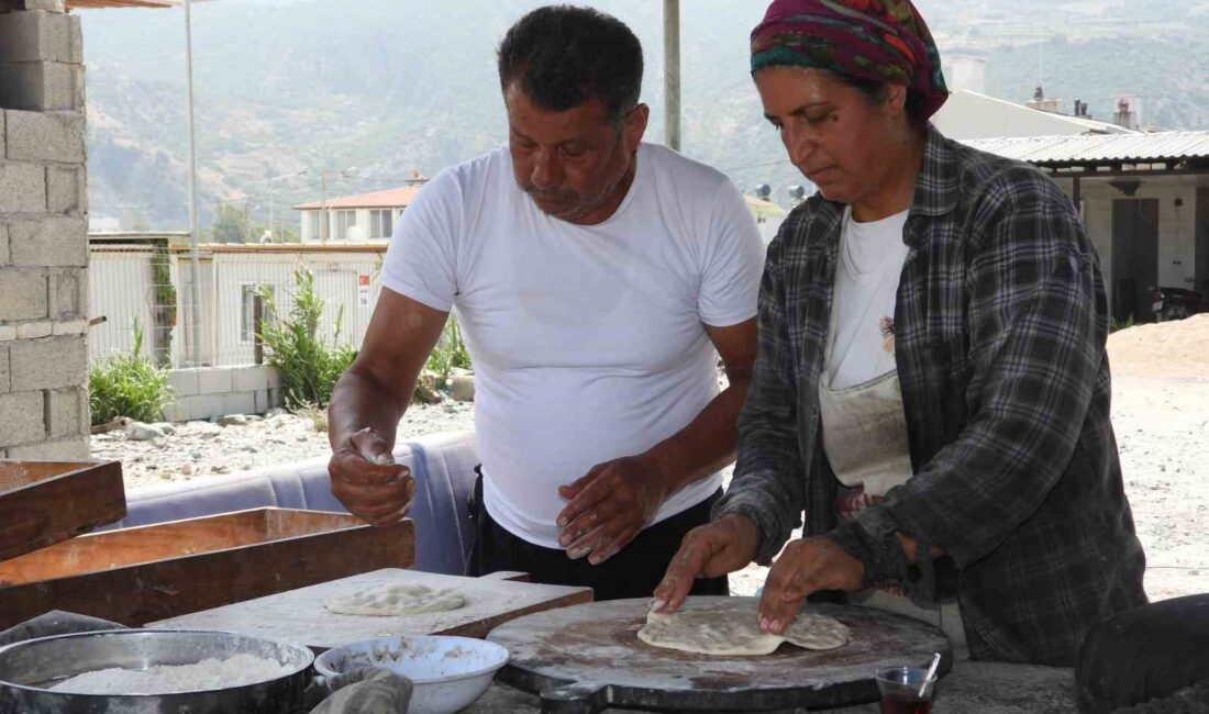 HATAY'DA EŞİ İLE BİRLİKTE