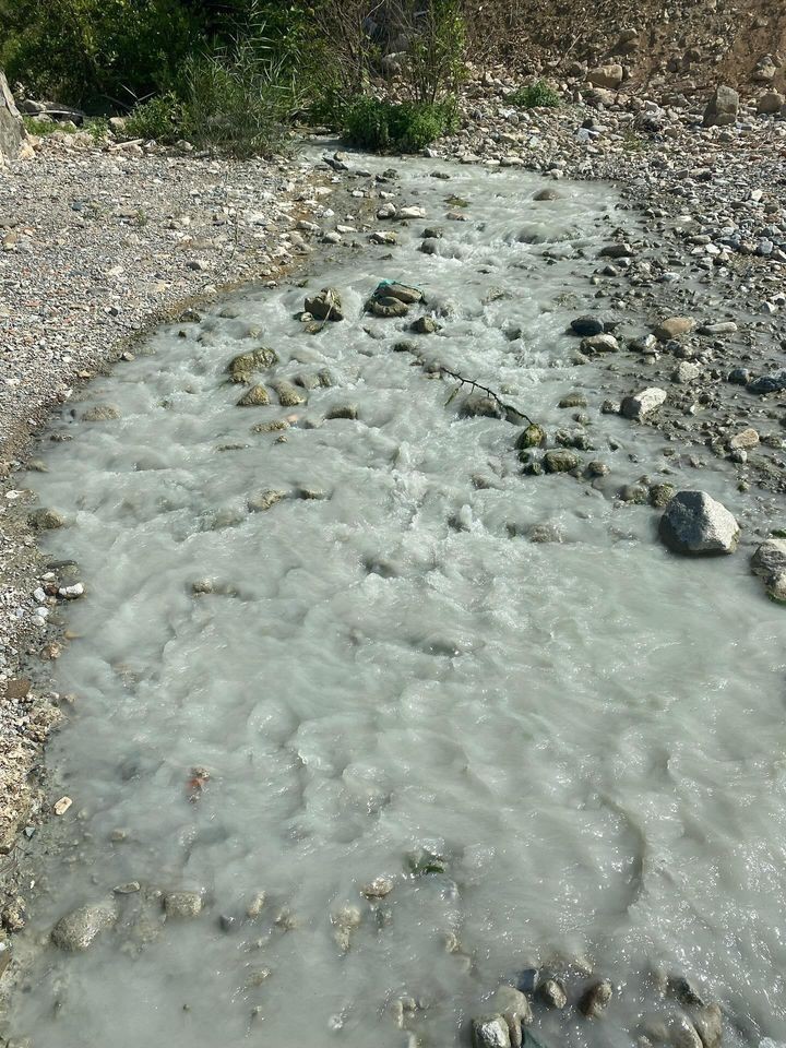 Yalova Esenköy’de dereye bırakılan beton santrali atıkları denize dökülüyor