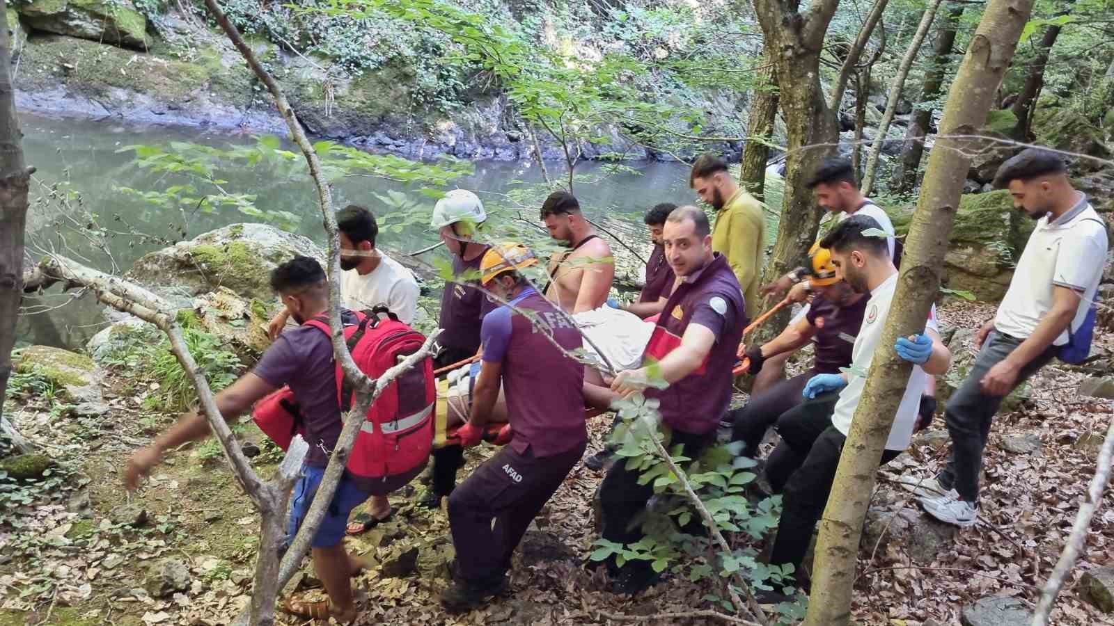 Yalova’da şelaleden düşen genç 1,5 saatlik çalışmayla kurtarıldı