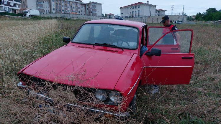 Yayaları ezmekten teğet geçen alkollü sürücü aracıyla tarlaya girdi: 1 yaralı