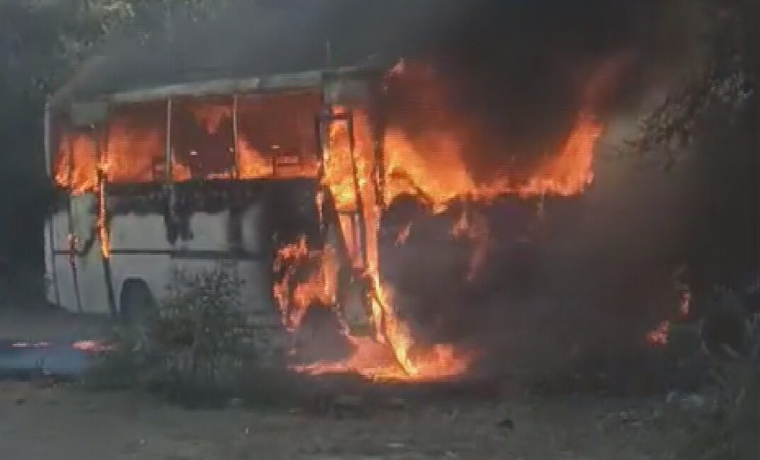 HATAY'IN ERZİN İLÇESİNDE YOLCU MİNİBÜSÜNDE YANGIN ÇIKTI. YOLCU MİNİBÜSÜN ALEVLERE