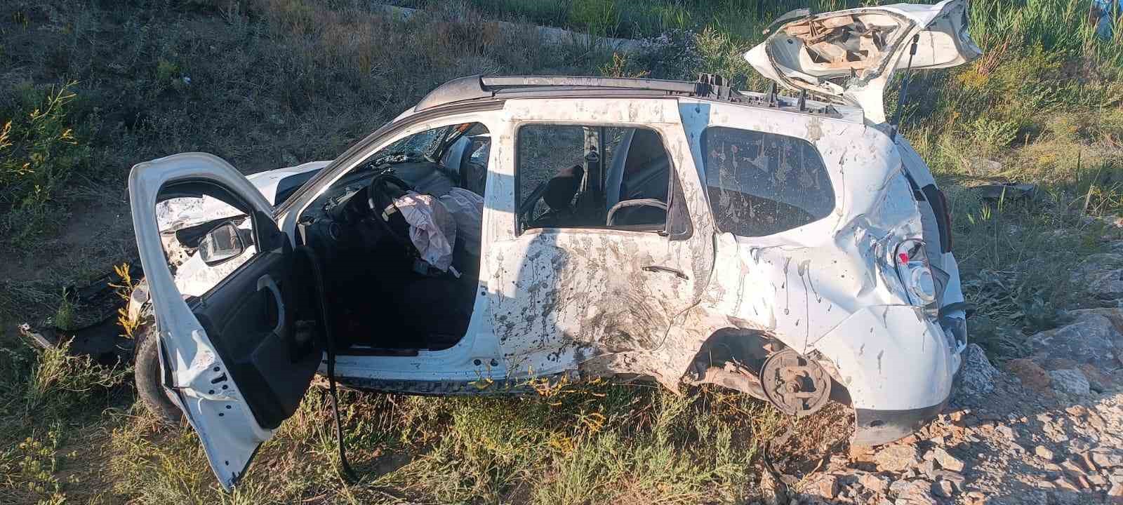 Yüksekova-Van Karayolu’nda yürekleri ağza getiren kaza: 3 kişi ölümden döndü