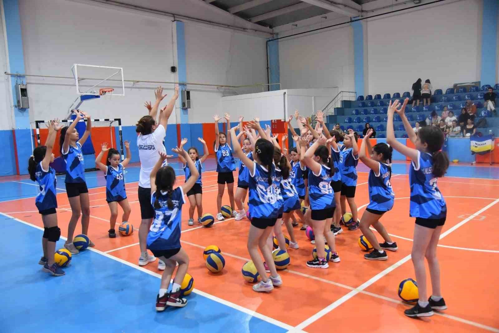 Yunusemre’de yaz spor okulu voleybol kursları yoğun ilgi görüyor