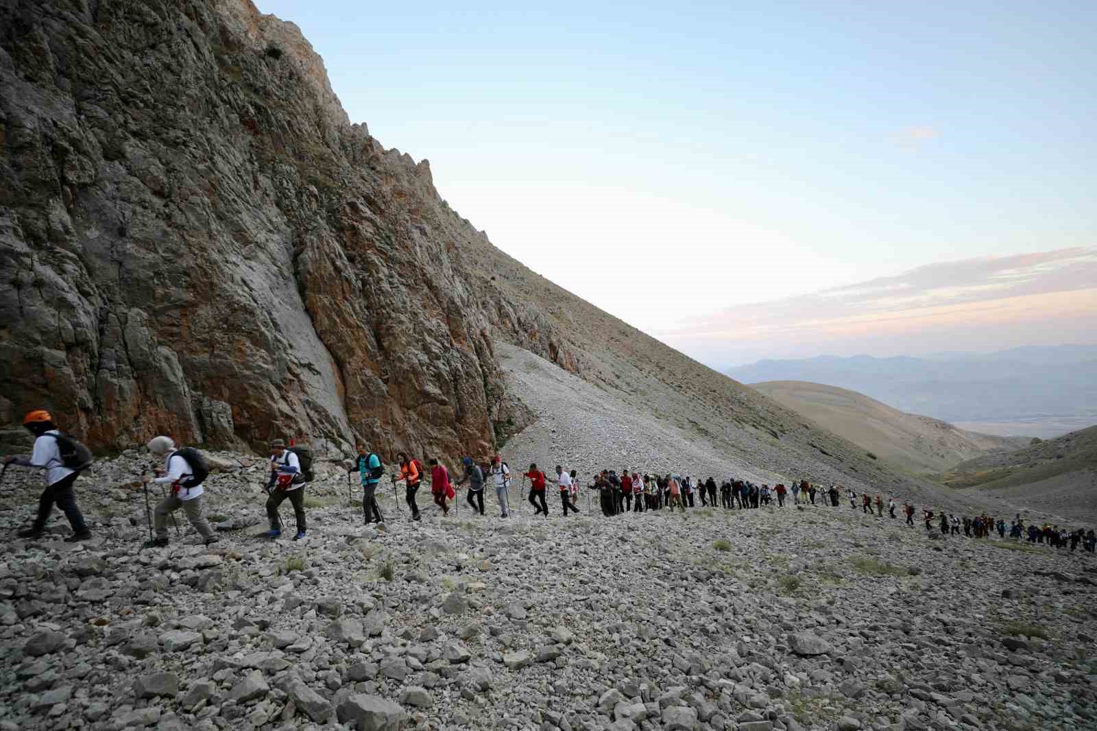 15 Temmuz şehitleri Niğde’de Aladağlar zirvesinde anıldı