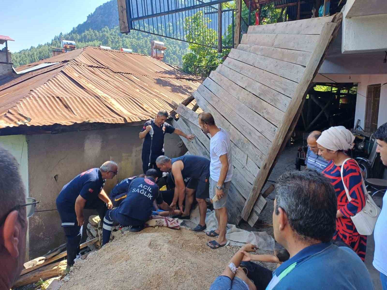 Adana’da çardak direği kırıldı, üzerindekiler aşağı düştü: 4 yaralı