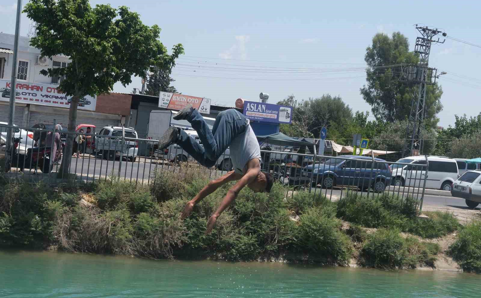 Adana’da hava sıcaklığı 44 dereceye ulaştı, çocuklar kanallara akın etti