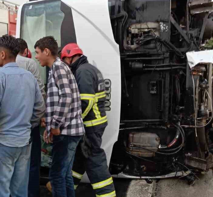 ADANA'DA OTOYOLDA MİNİBÜSÜN DEVRİLMESİ