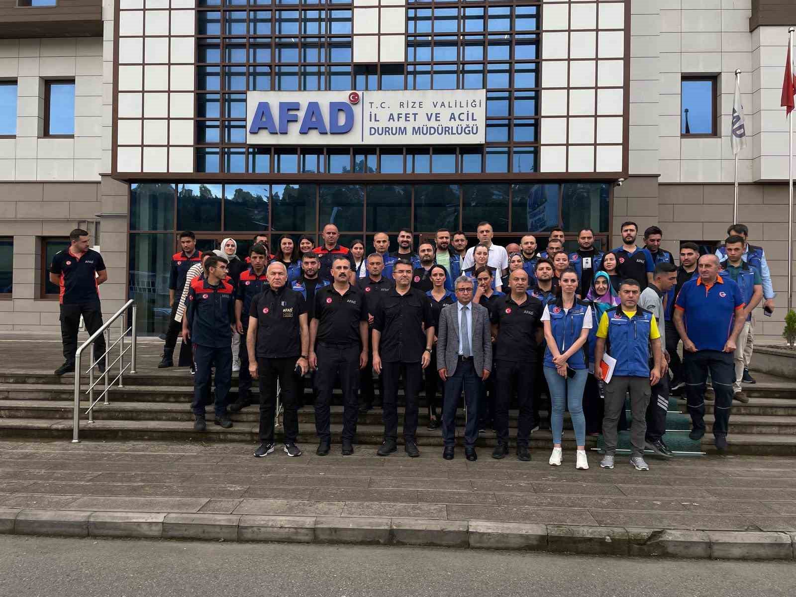 AFAD Başkanı Memiş, Rize’de heyelanların yaşandığı bölgede incelemelerde bulundu