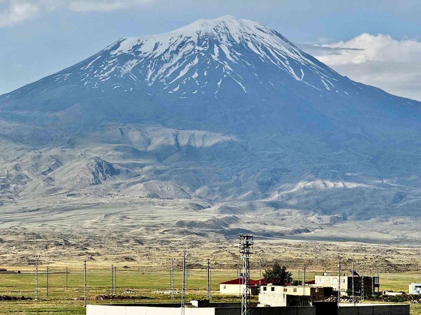 Ağrı Dağı’nın heybetli görüntüsü mest ediyor