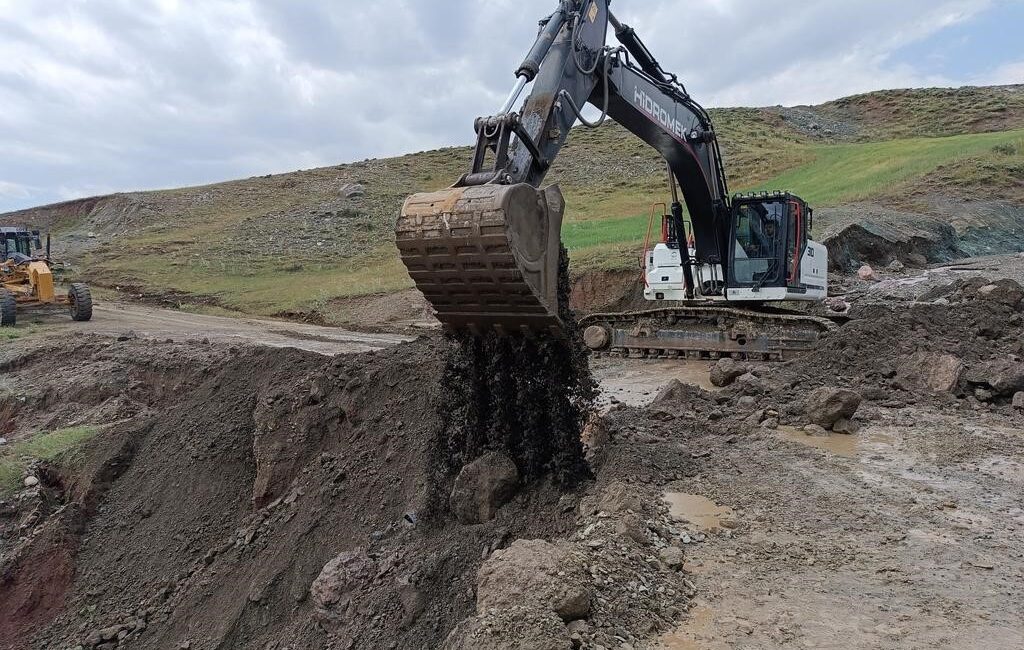 AĞRI'DA, ŞİDDETLİ YAĞIŞLAR SONUCU