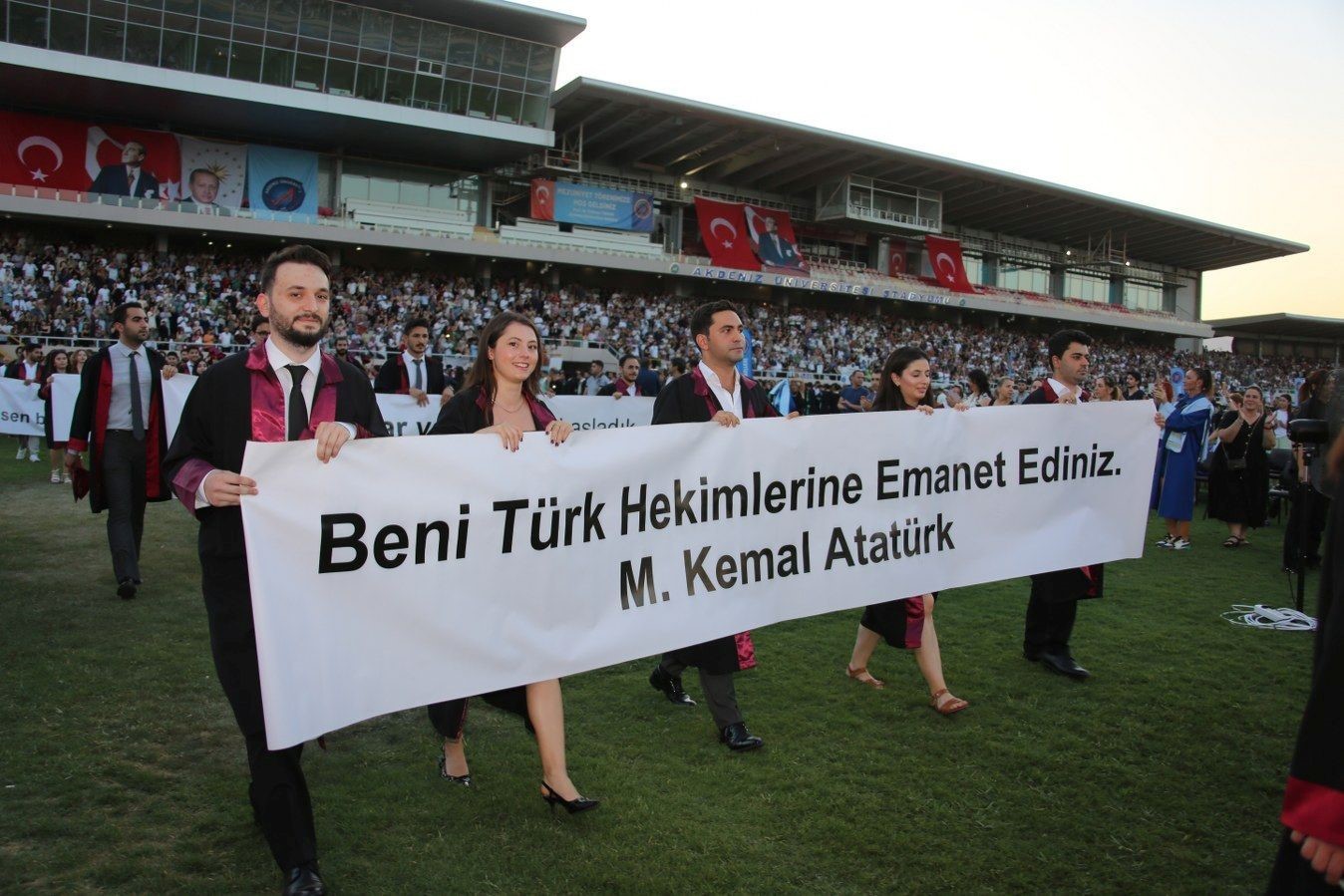 Akdeniz Üniversitesi’nde mezuniyet coşkusu