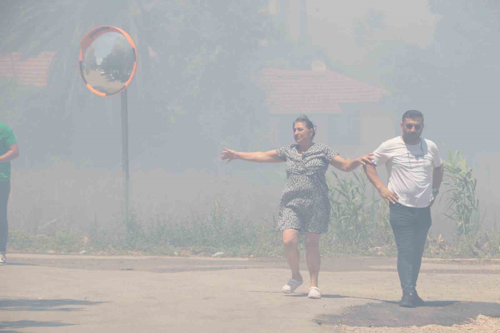 Alevlerin arasında kaldı, yine de görevini bırakmadı