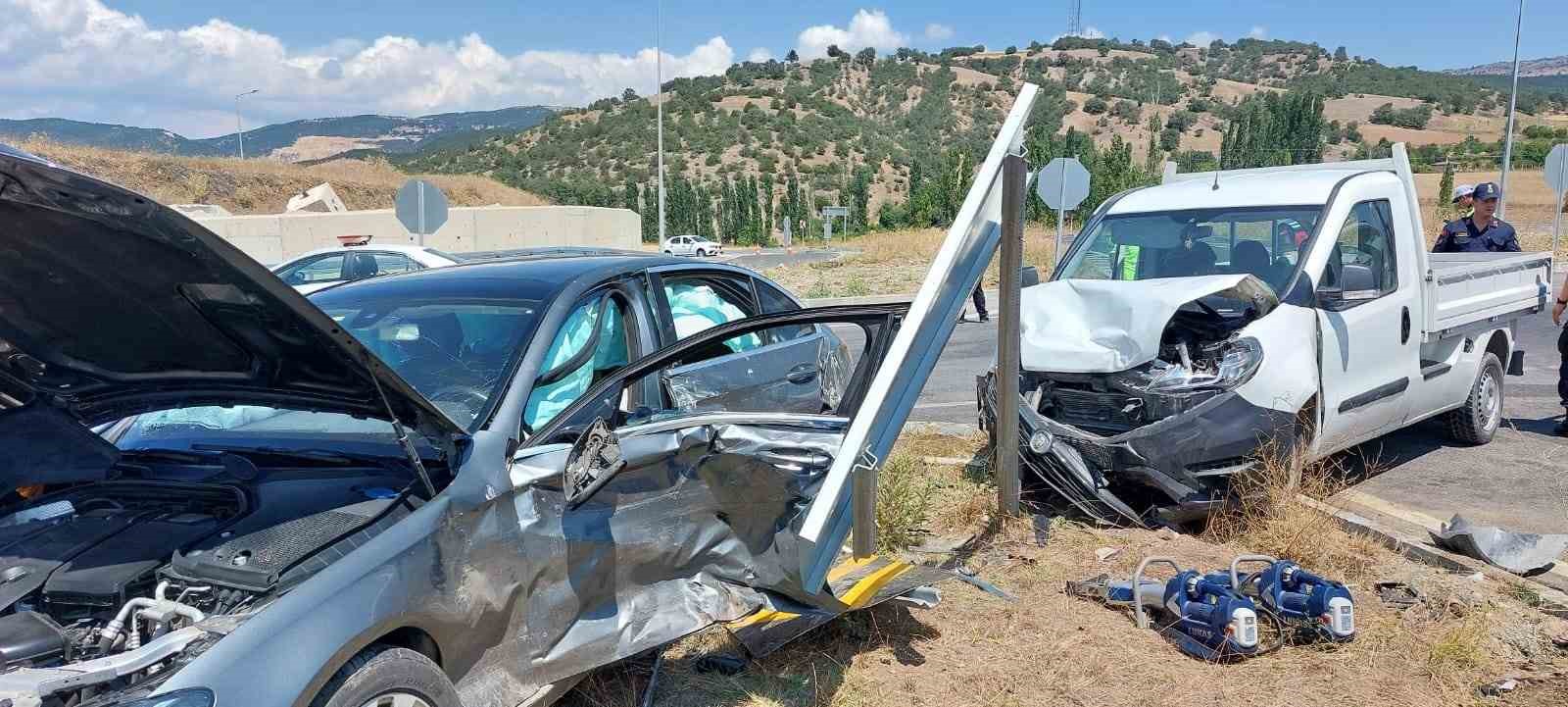 Amasya’da otomobil ile hafif ticari araç çarpıştı: 6 yaralı