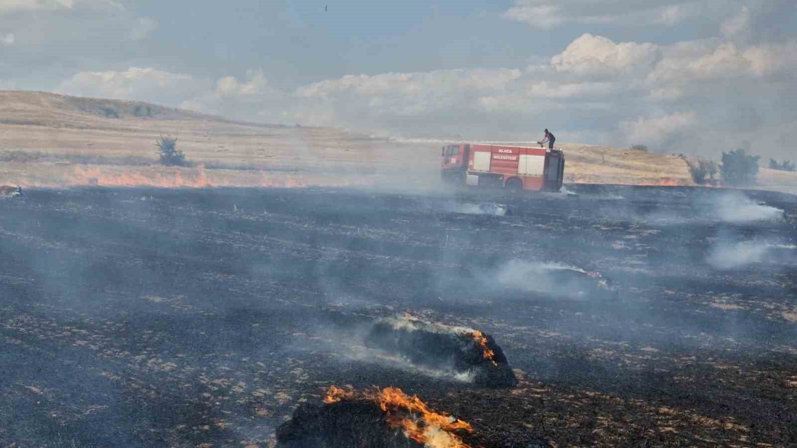 Anız yangını saman balyaları ve ekili arazilere zarar verdi