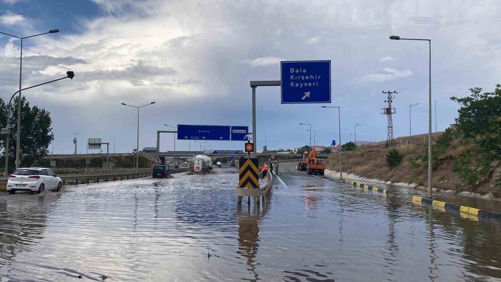 ANKARA-KONYA KARA YOLU BALA MEVKİSİ YOL AYRIMININDA SAĞANAK SONRASI OLUŞAN