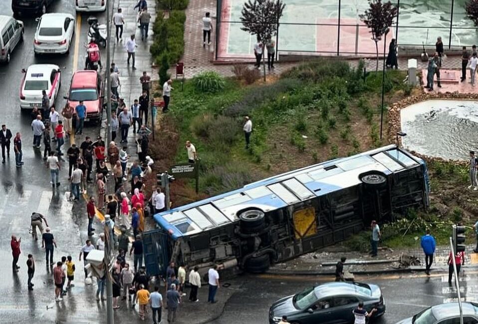 ANKARA’DA SÜRÜCÜSÜNÜN KONTROLÜNÜ KAYBETTİĞİ BELEDİYE OTOBÜSÜNÜN DEVRİLMESİ SONUCU MEYDANA GELEN