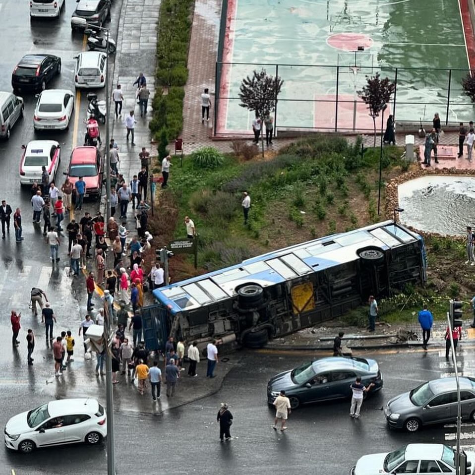 ANKARA’DA SÜRÜCÜSÜNÜN KONTROLÜNÜ KAYBETTİĞİ BELEDİYE OTOBÜSÜNÜN DEVRİLMESİ SONUCU MEYDANA GELEN