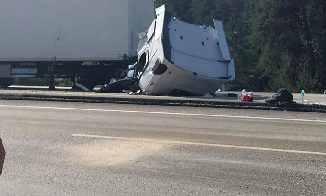 ANKARA’DA İKİ TIR İLE BİR OTOMOBİLİN KARIŞTIĞI ZİNCİRLEME KAZADA 2