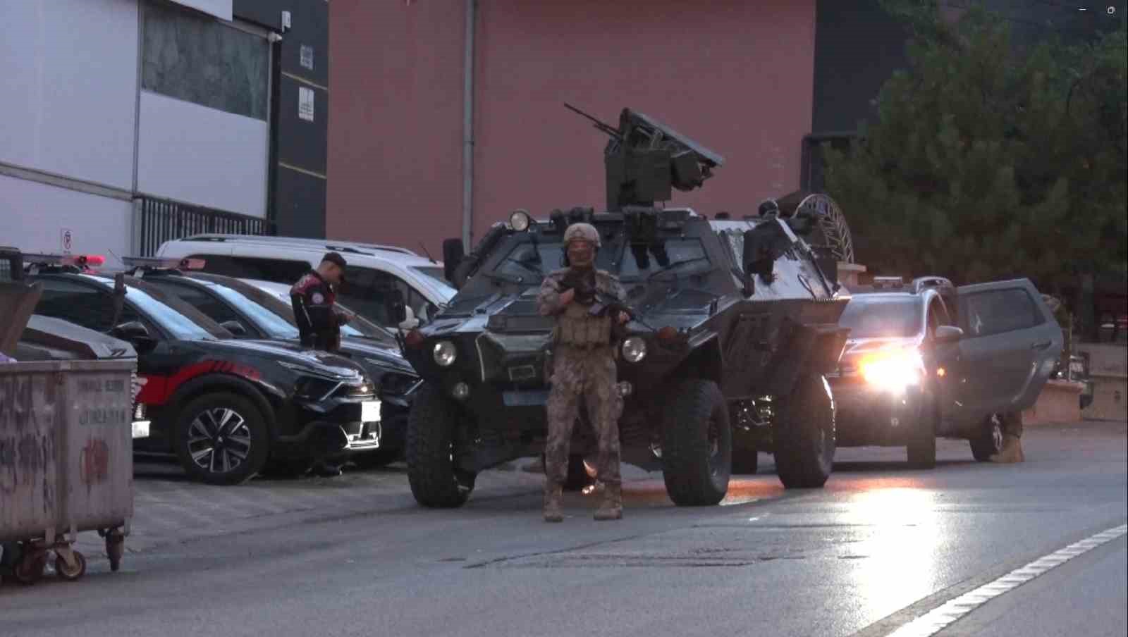 ANKARA'NIN YENİMAHALLE İLÇESİNDE HUSUMETLİSİ TARAFINDAN BAŞINDAN VURULAN KİŞİ HAYATINI KAYBETTİ.