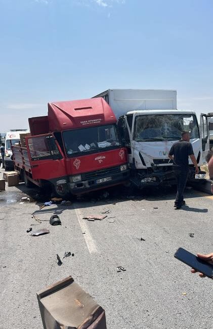 ANKARA’DA YÜK İNDİRMEK İÇİN GERİYE DOĞRU MANEVRA YAPAN KAMYONA, ARKADAN