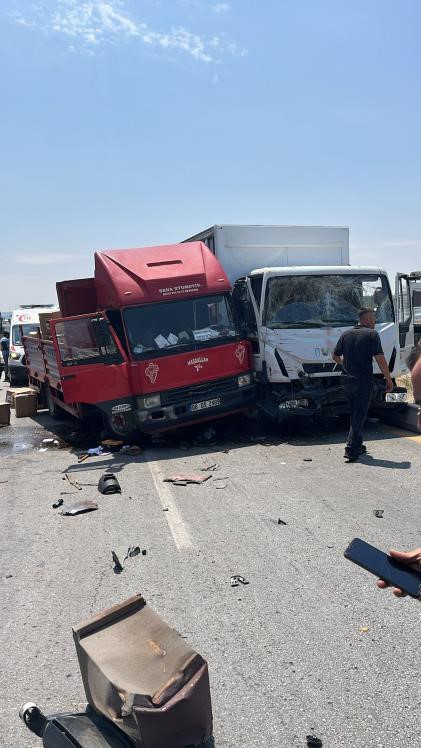 ANKARA’DA YÜK İNDİRMEK İÇİN GERİYE DOĞRU MANEVRA YAPAN KAMYONA, ARKADAN