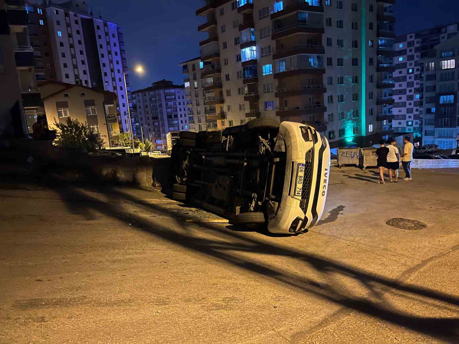 ANKARA’NIN YENİMAHALLE İLÇESİNDE SERVİS YAN YATTI, KAZADA YARALANAN OLMADI.