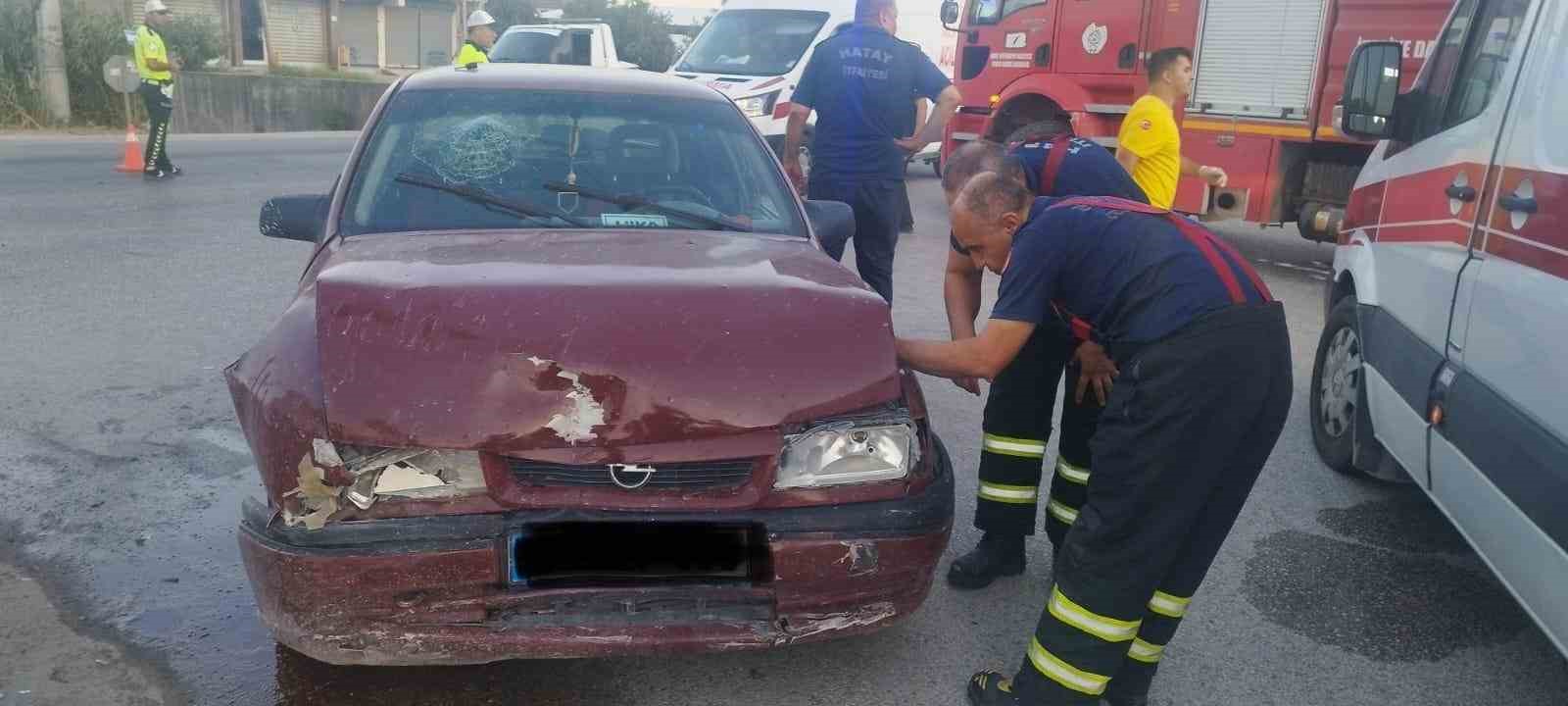 Antakya’da iki otomobilin karıştığı kazada 4 kişi yaralandı