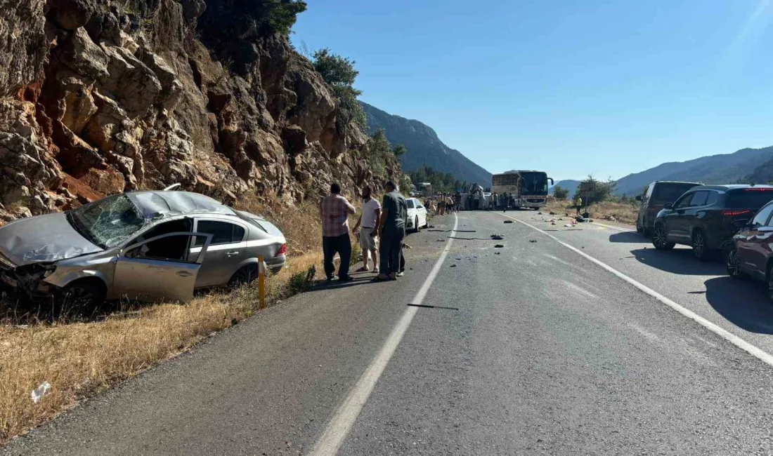 ANTALYA’DA 4 ARACIN KARIŞTIĞI