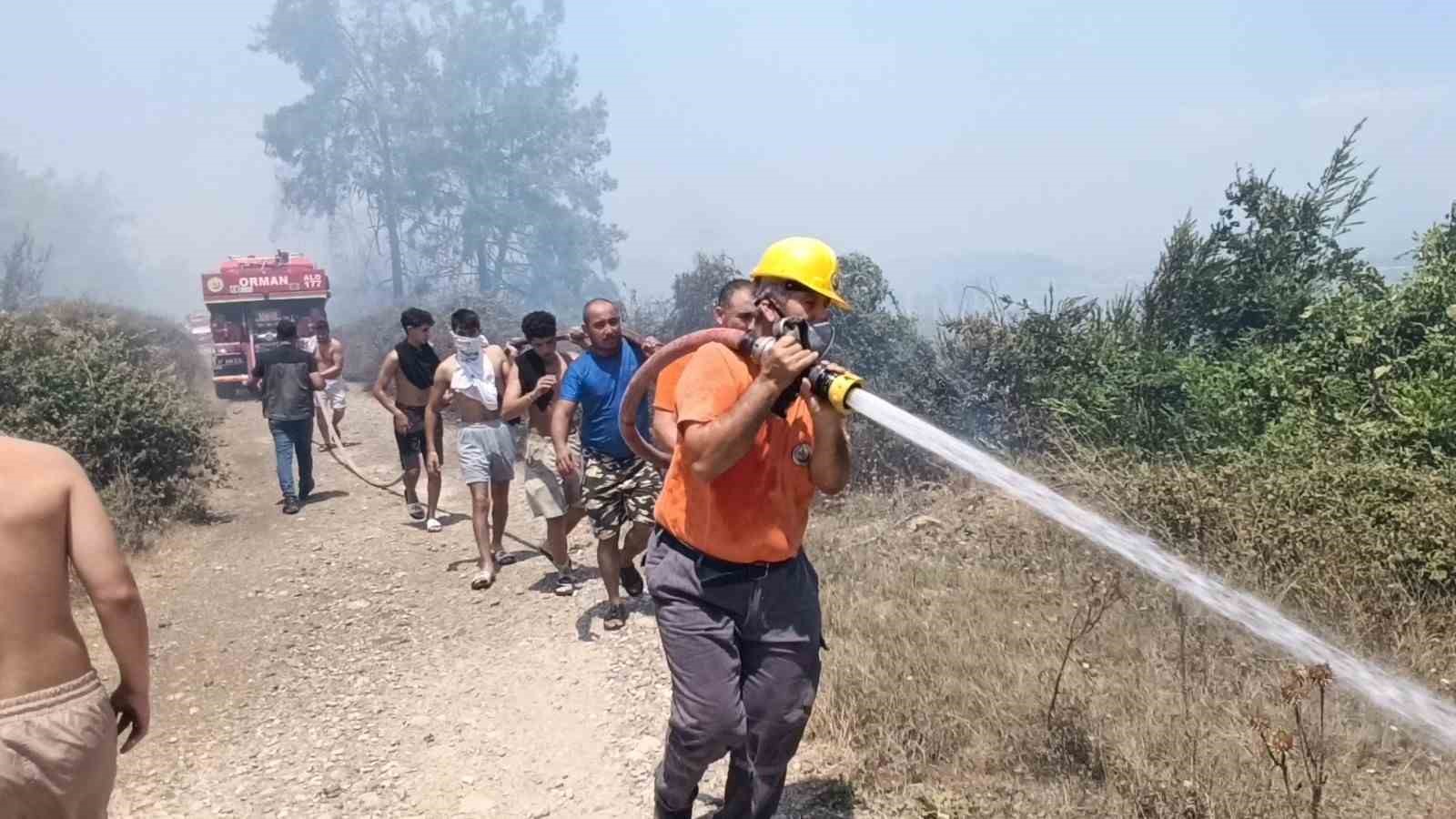 Antalya’da mezarlık yangını ormana sıçradı, mahalleliyi alarma geçirdi