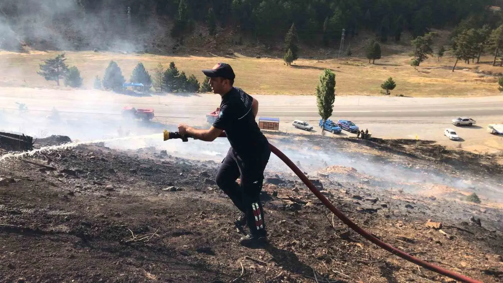 Antalya’da yangın kızılçam ormanına sıçramadan söndürüldü