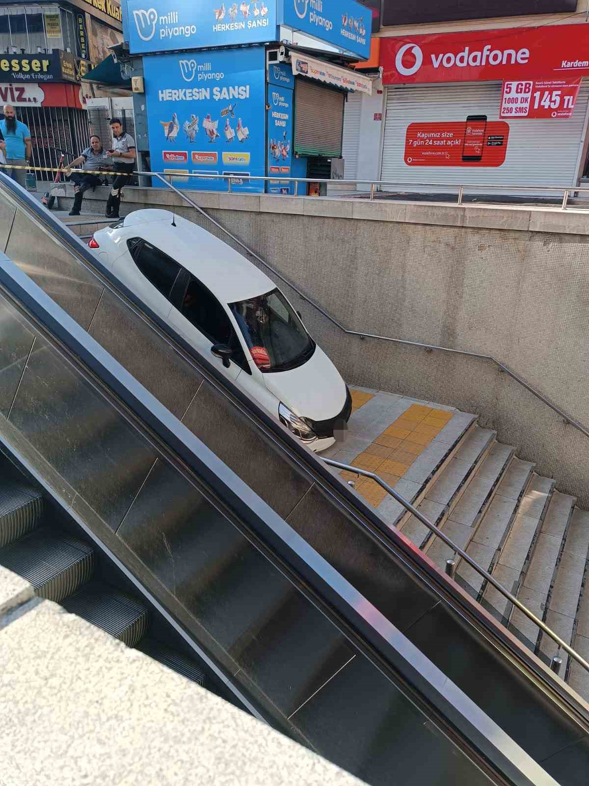 ANKARA’NIN MERKEZİNDE BULUNAN KIZILAY METRO İSTASYONUNA BİR SÜRÜCÜ ARAÇLA GİRDİ.