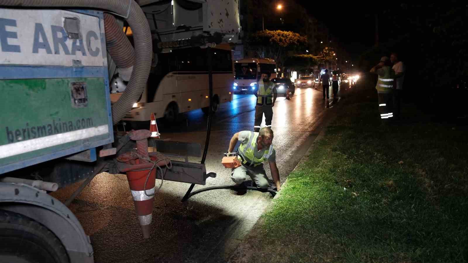 ASAT ekipleri yağmur suyu hatlarını temizliyor