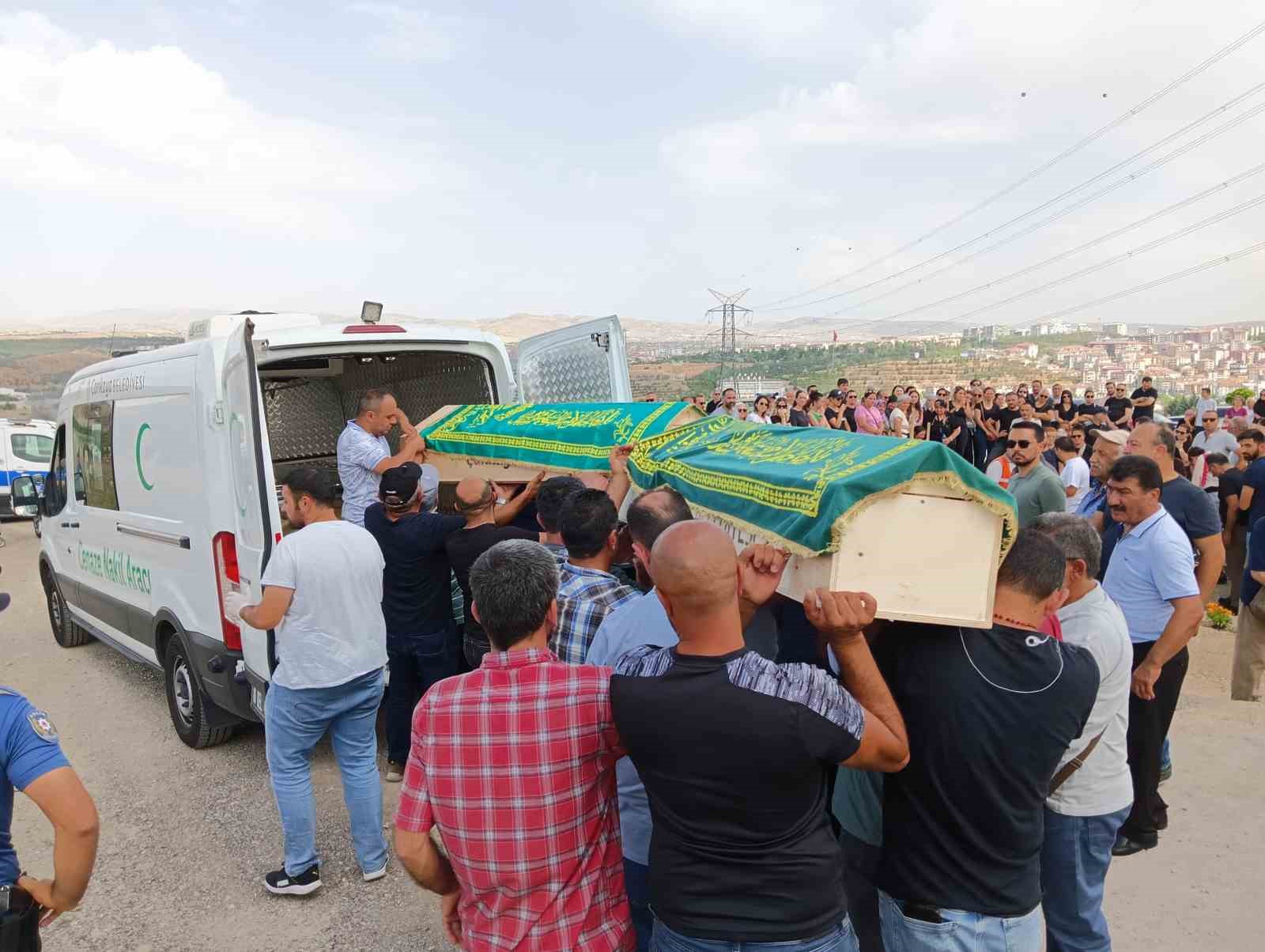 ANKARA'DA BABALARI TARAFINDAN REHİN ALINIP ÖLDÜRÜLEN İKİ ÇOCUK SON YOLCUĞUNA