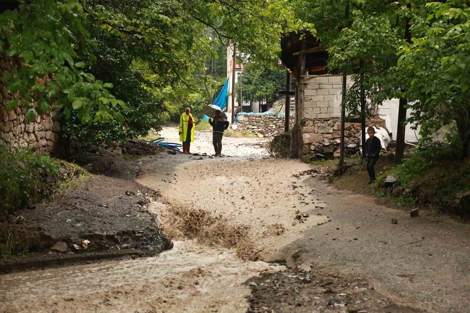 Bağbaşı’nda su baskını: Vatandaş korku içinde