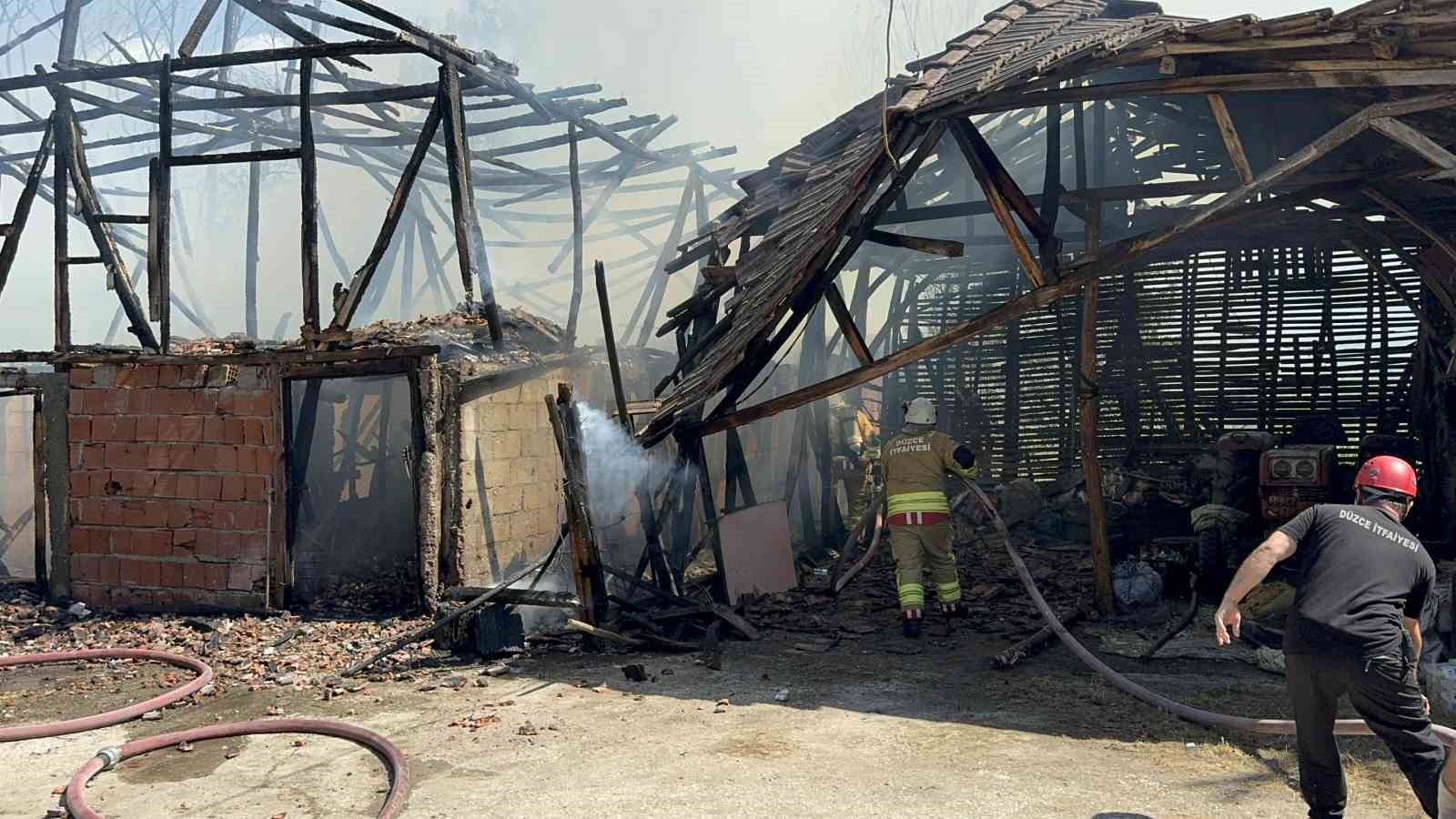 Bahçede anız yakılınca, 5 yapı küle döndü