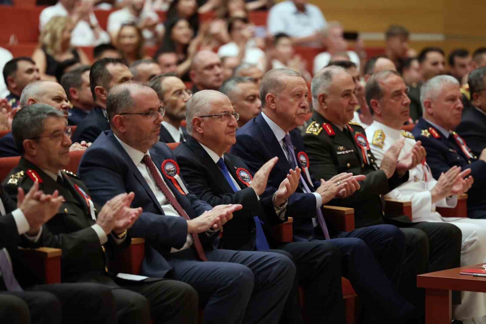 MİLLİ SAVUNMA BAKANI YAŞAR GÜLER VE BERABERİNDEKİ TÜRK SİLAHLI KUVVETLERİ