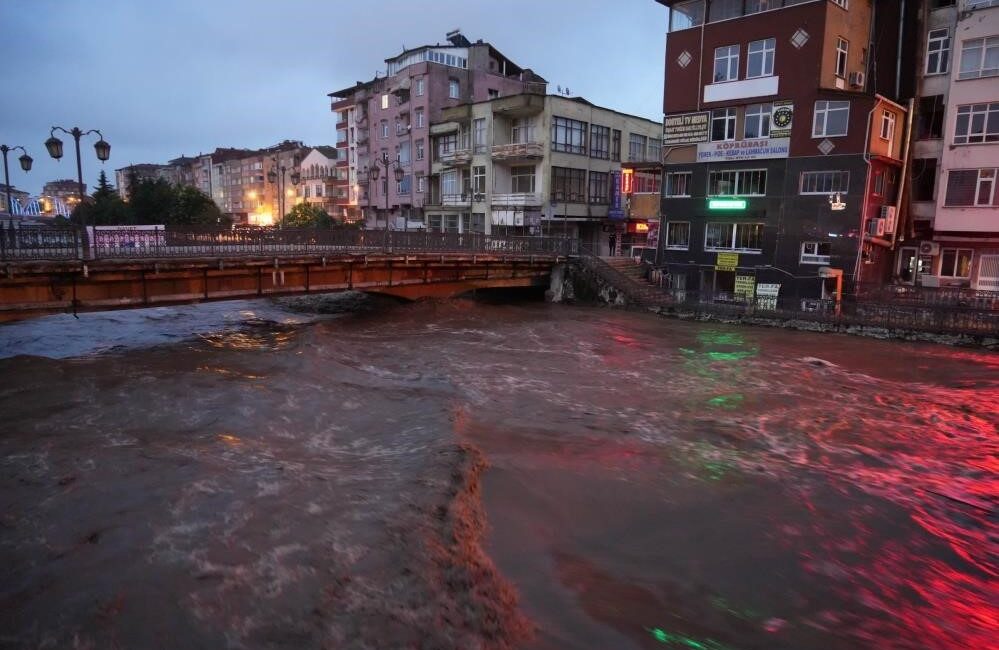 SAMSUN’DA ETKİSİNİ GÖSTEREN SAĞANAK