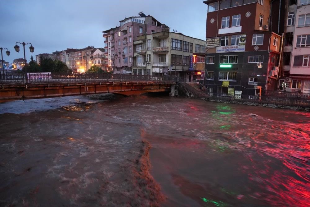 Bakan Yerlikaya: “Samsun’da 34 vatandaşımız güvenlikli alanlara tahliye edildi”