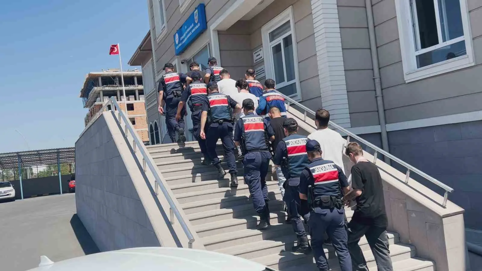 Bakanın adıyla sosyal medyada dolandırıcılık: 4 ilde operasyonda 7 gözaltı