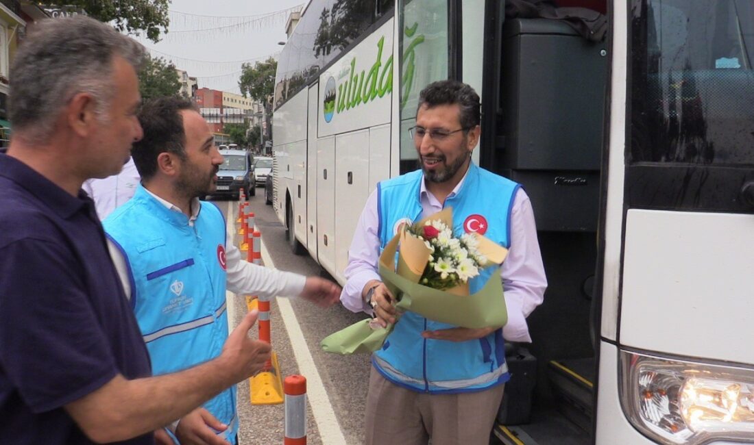 BANDIRMALI HACILAR ÇİÇEKLERLE KARŞILANDI